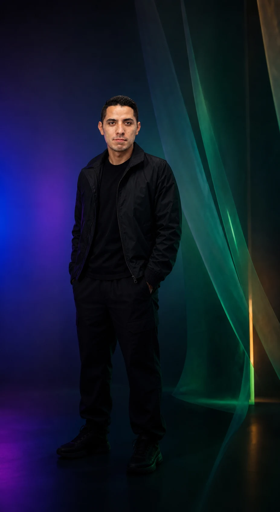 Anthony Chávez, growth builder, en un retrato editorial de estética cinética